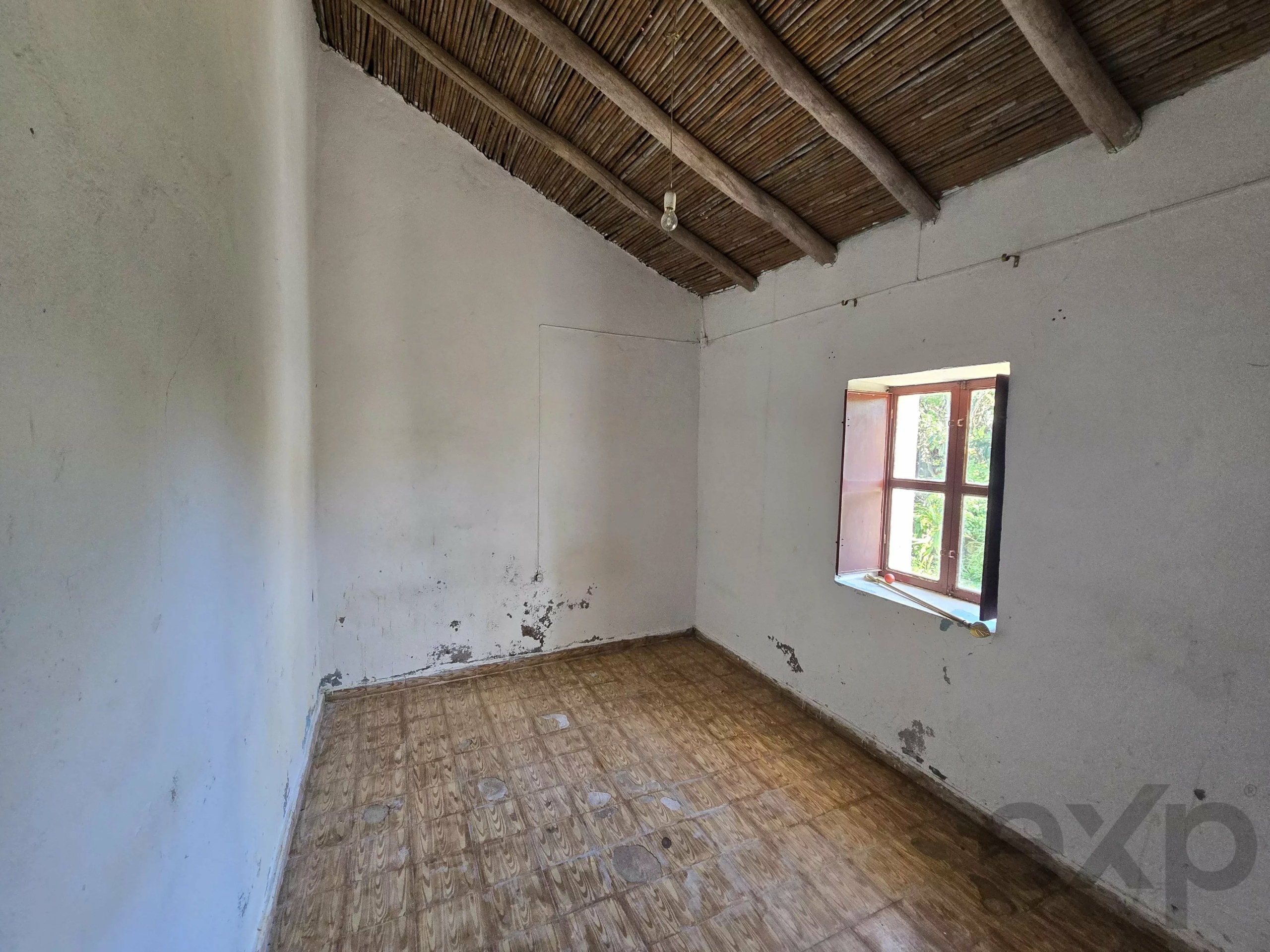 6 room Farmhouse with 1.5 hectares of land and sea view