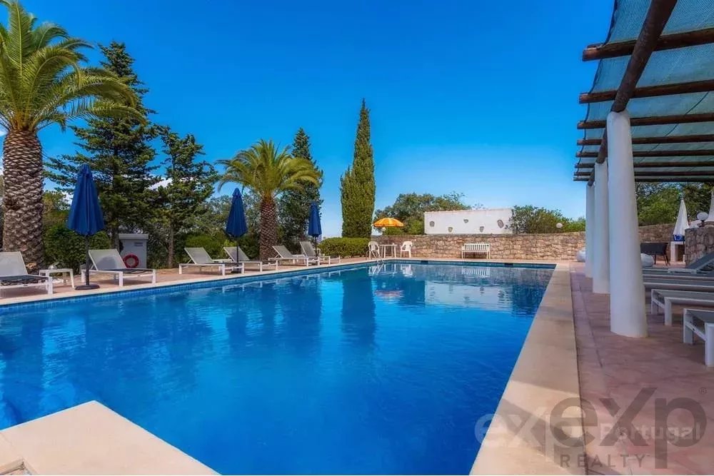 Magnificent property with pool and sea view