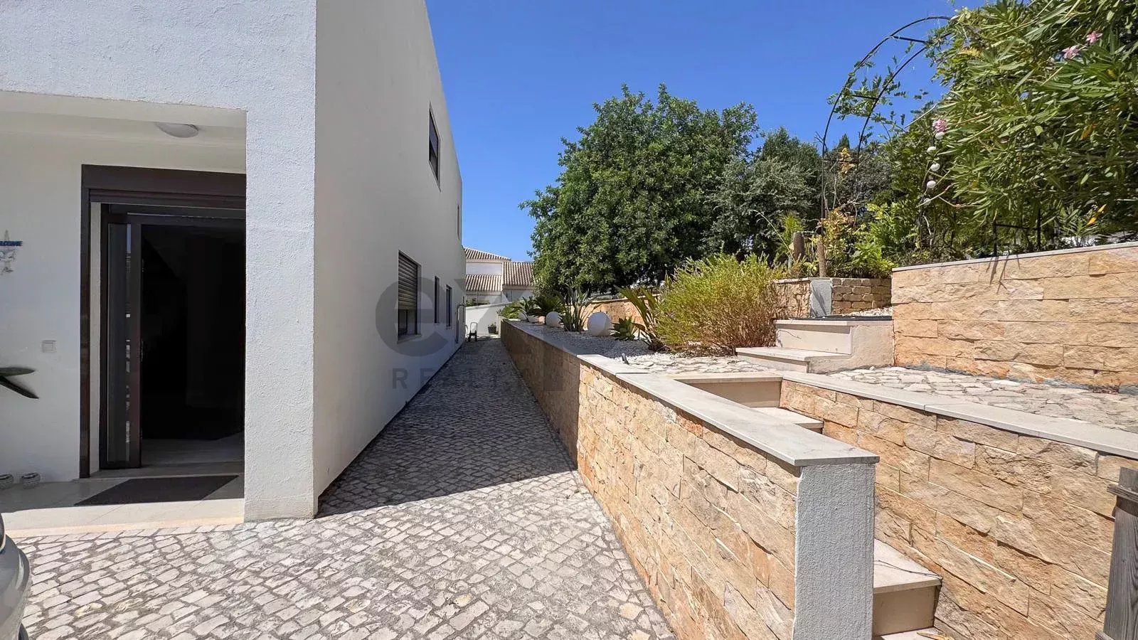 Luxury 4-bedroom villa of 437 m² with swimming pool – Mexilhoeira Grande, Portimão