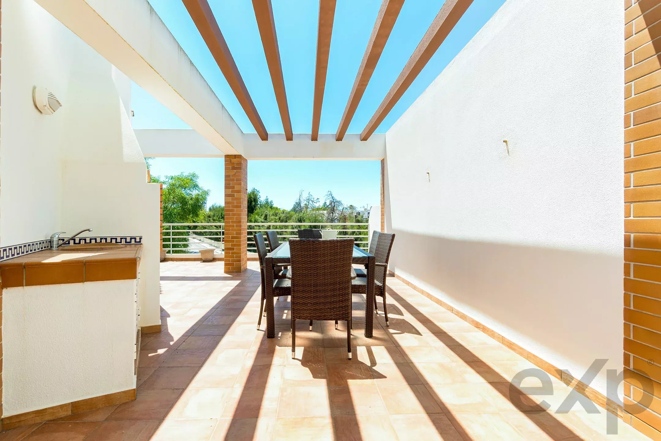 Furnished 2-bedroom apartment with terrace and parking in the centre of Cabanas de Tavira