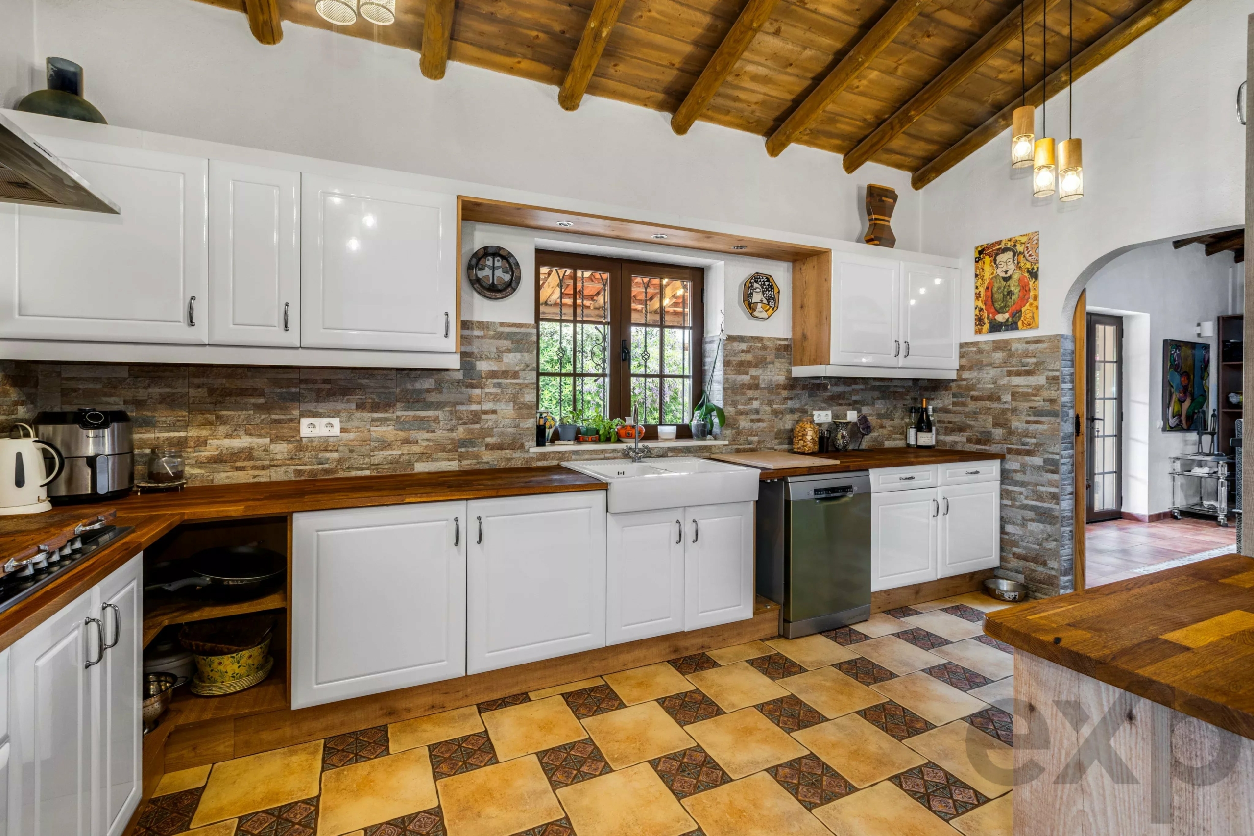 Beautiful Family Home with Equestrian Facilities Set in 2.3 hectares