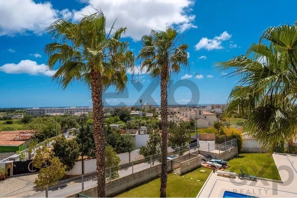 Spacious 4 bedroom apartment in Olhão, located in a luxurious condominium with two shared swimming pools and gym. Expansive interiors and terrace.