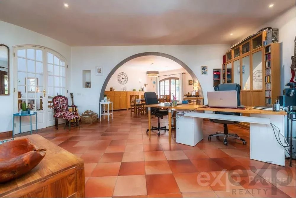 Magnificent property with pool and sea view