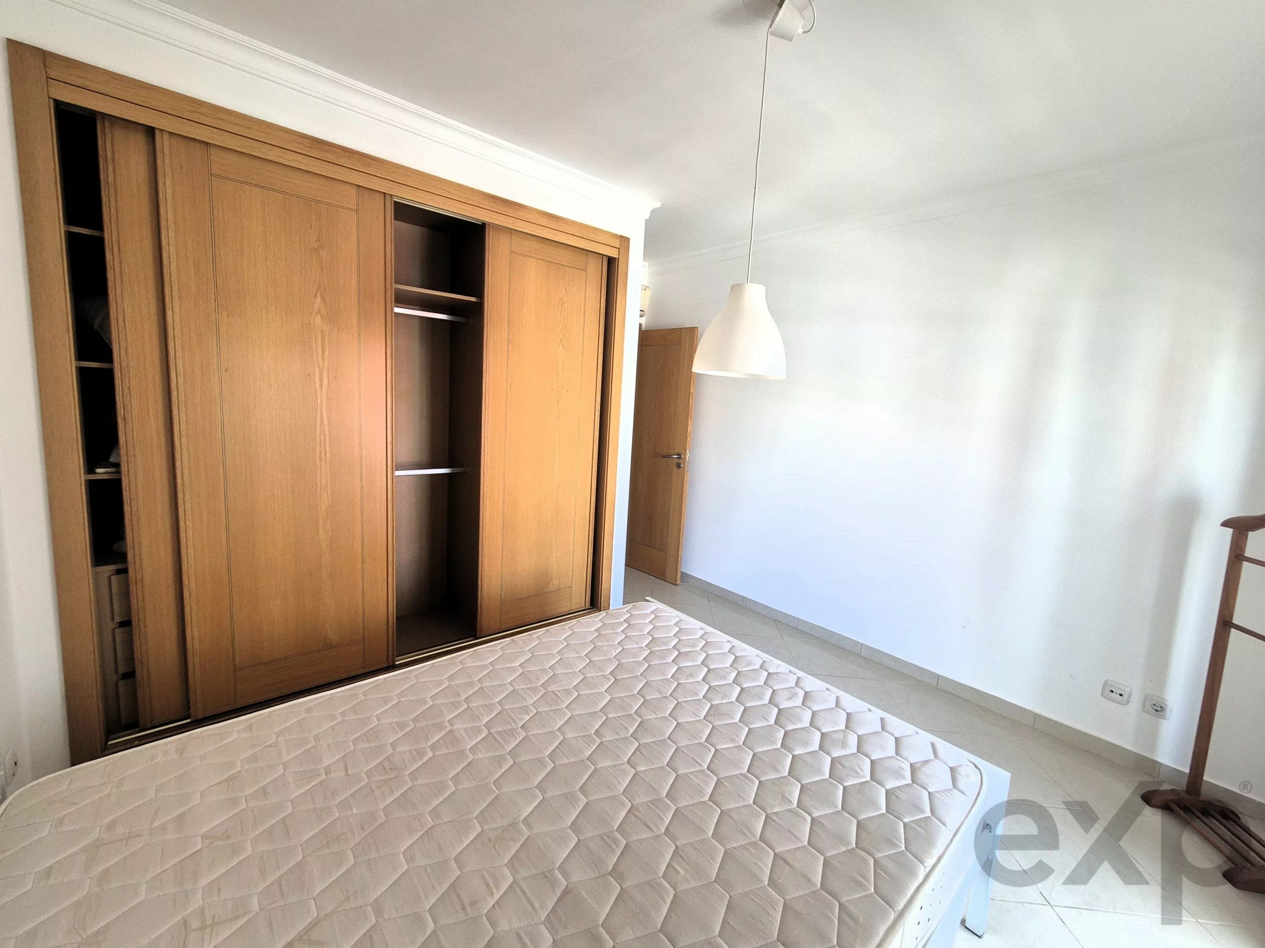 Apartamento T1 Exclusivo em Tavira: Último Piso com Terraço Privativo e Vista Mar e Cidade