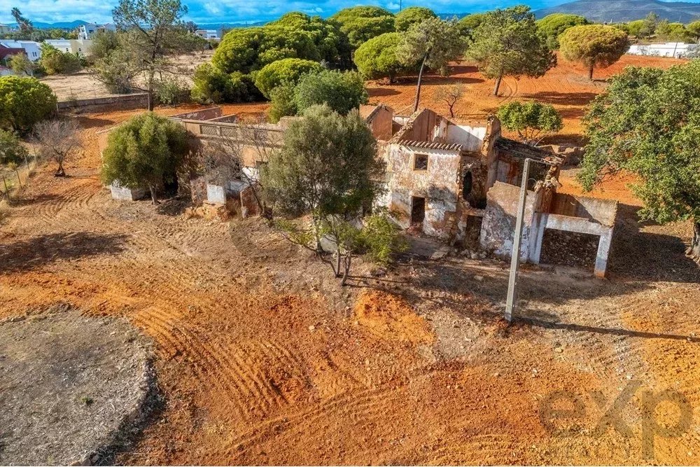 Investment Opportunity – Urban Land with Ruin and Rustic with panoramic sea views in Olhão