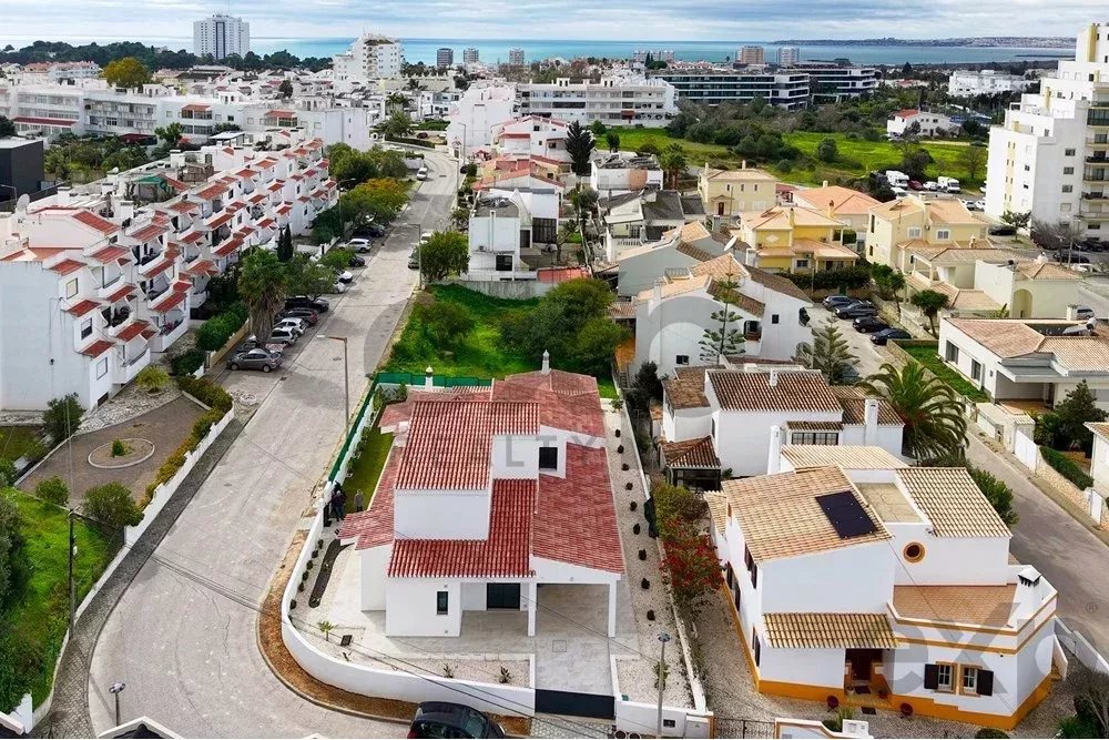 New T4 villa 5 min car to the Beach.