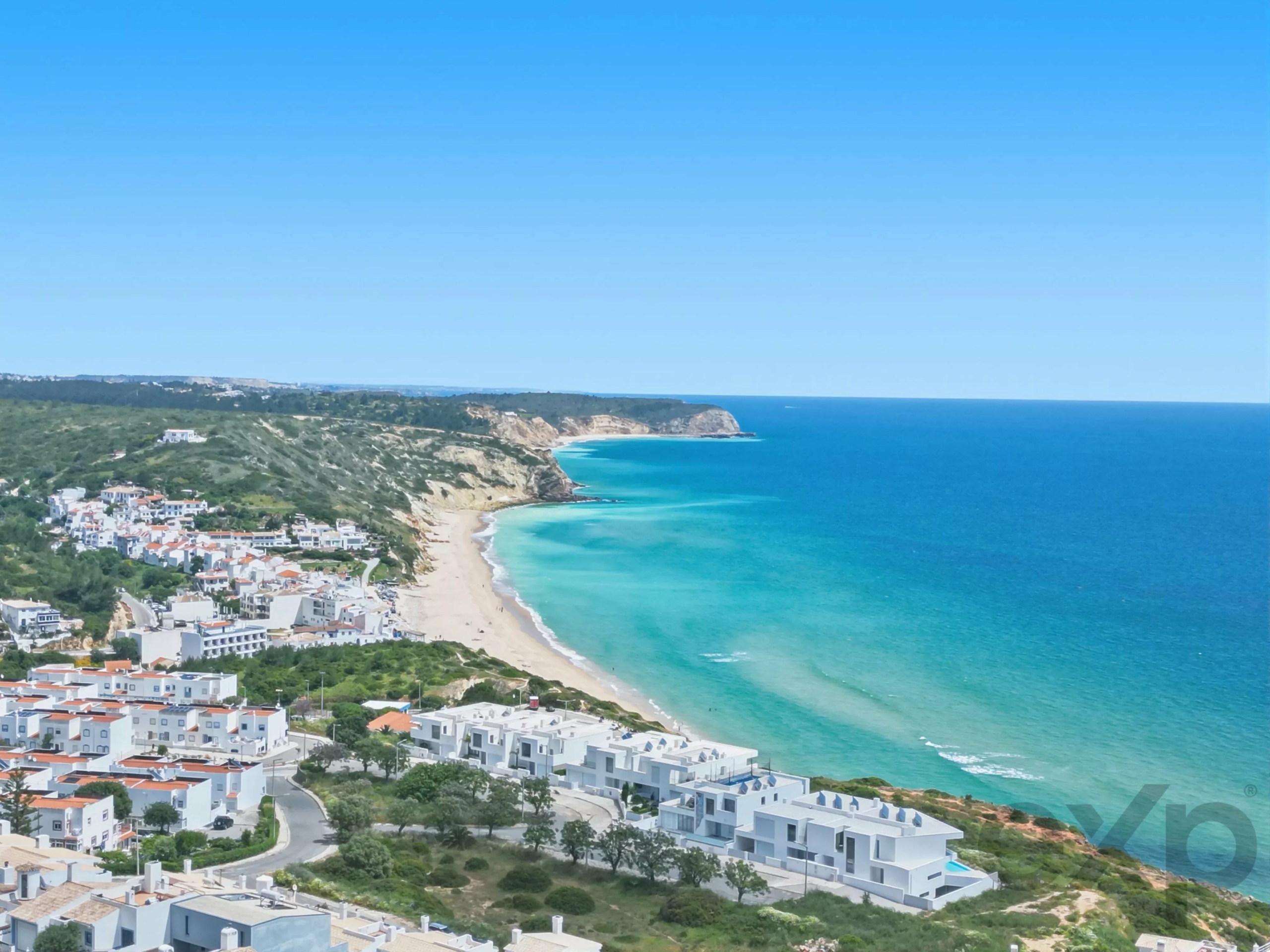 Beautiful 3-townhouse next to the beach with spectacular ocean views.