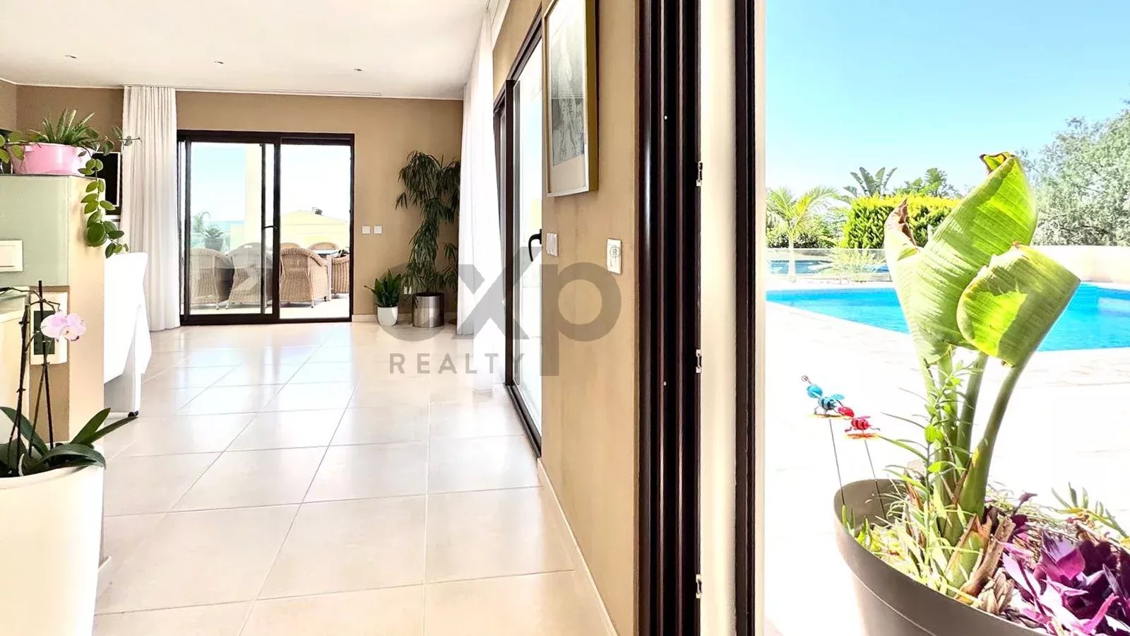Luxury 4-bedroom villa of 437 m² with swimming pool – Mexilhoeira Grande, Portimão