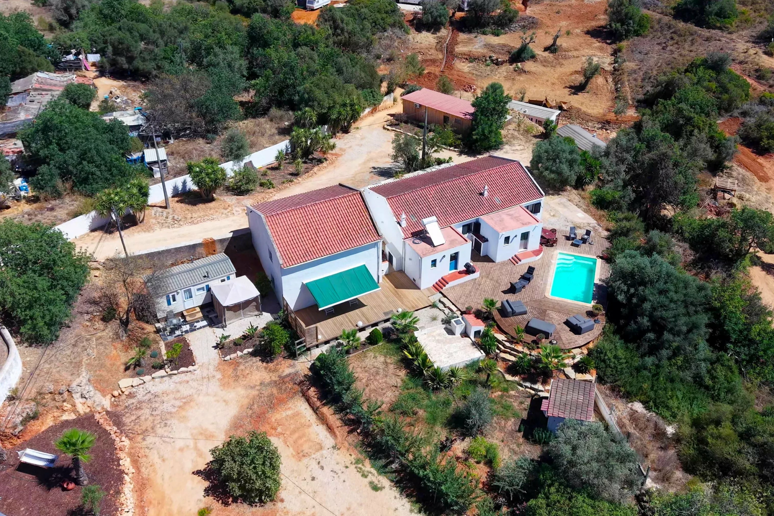 Typical Algarve house with studios, swimming pool and mountain views.