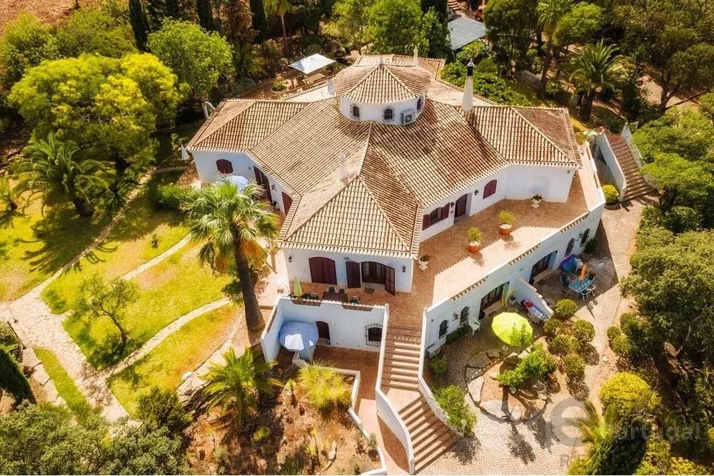 Magnificent property with pool and sea view