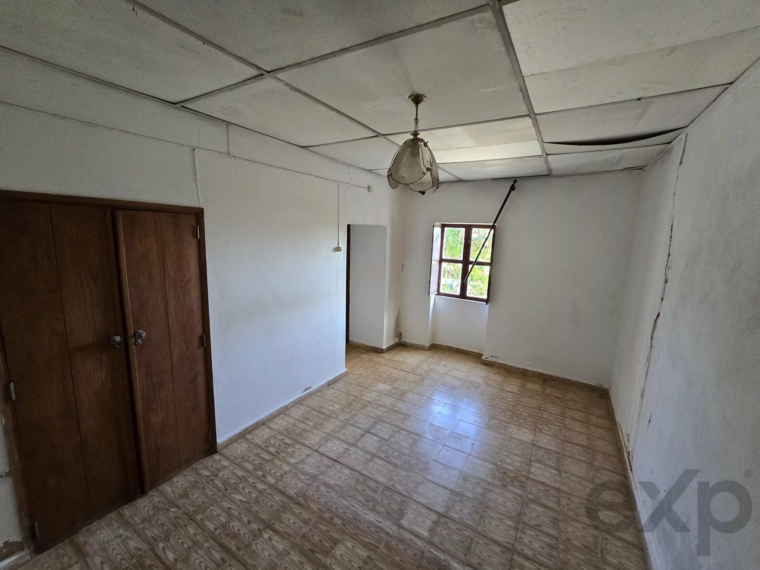 6 room Farmhouse with 1.5 hectares of land and sea view