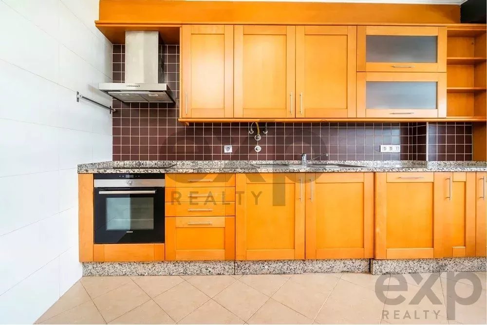 Spacious 4 bedroom apartment in Olhão, located in a luxurious condominium with two shared swimming pools and gym. Expansive interiors and terrace.