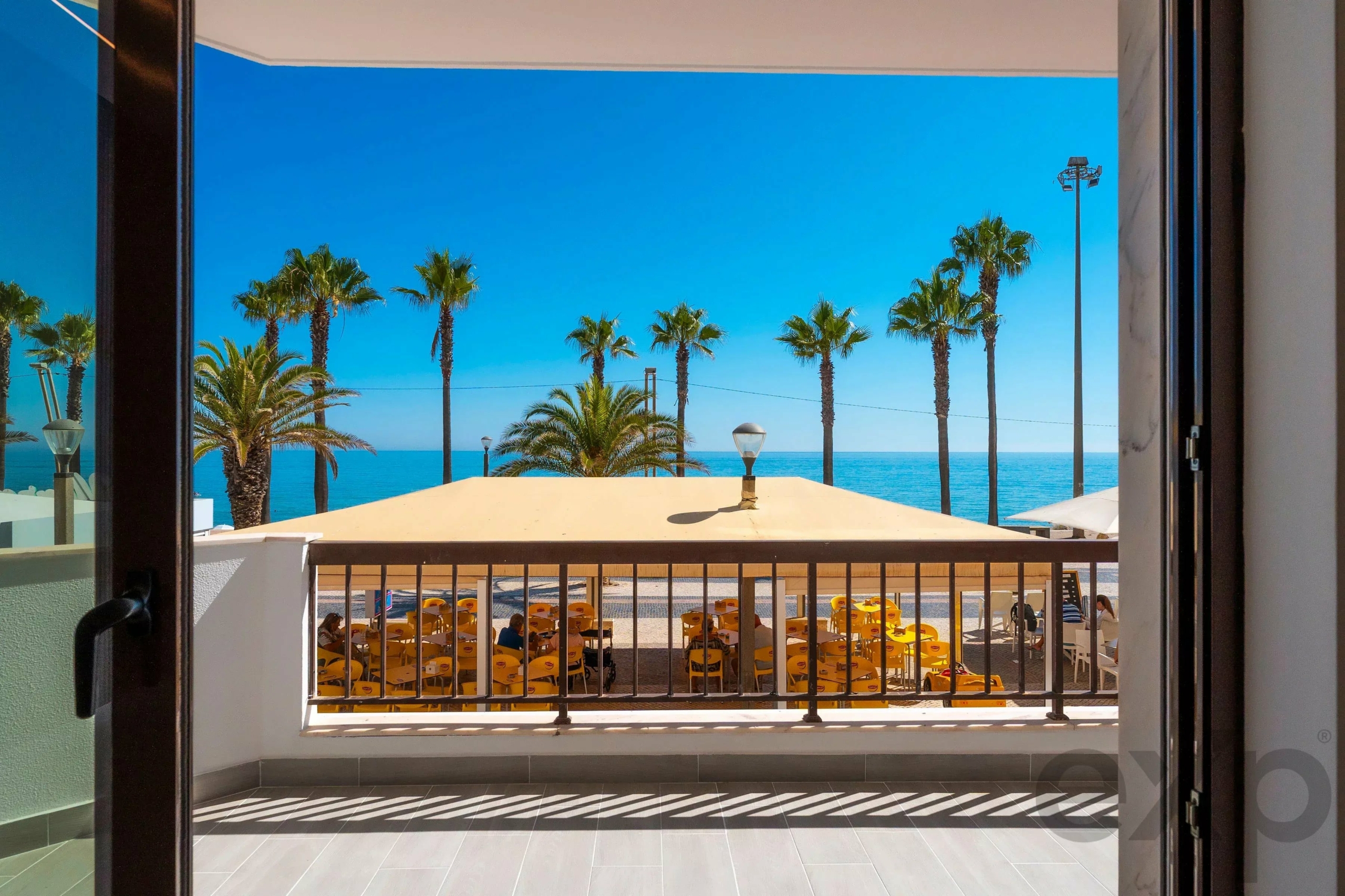 Modern beachfront apartment in Quarteira