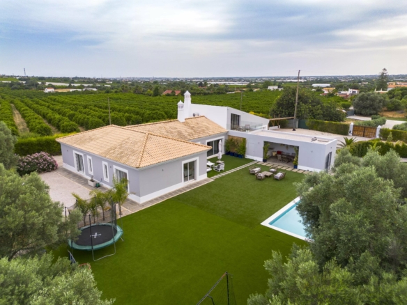 Luxury Single-Story Villa | 250 m² | 4 Bedrooms + Office | Private Pool | 2+ hectares | Vale da Rosa, Estoi, Faro