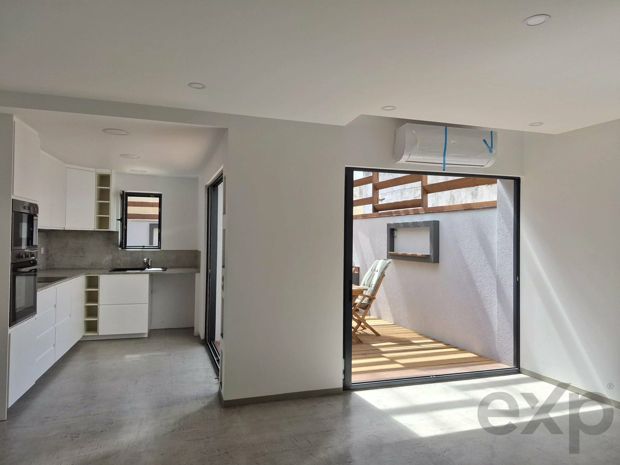 New house, 2 bedrooms, large patio, Alvor center