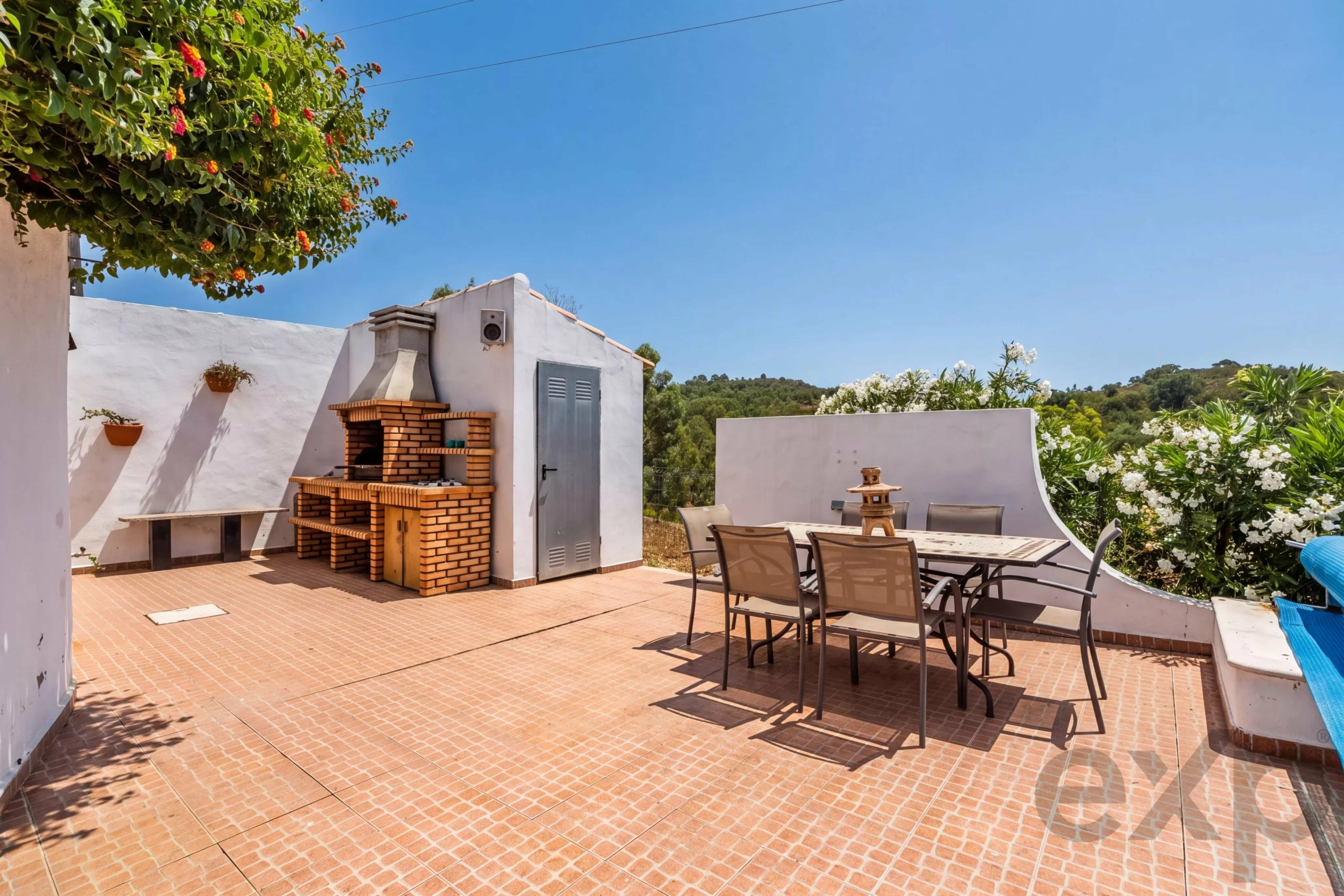 Beautiful Family Home with Equestrian Facilities Set in 2.3 hectares