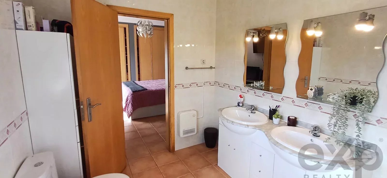 Mixed-use property with 150 m² commercial space, self-contained 2-bedroom apartment and 2,600 m² plot — 3 km from Loulé, Algarve