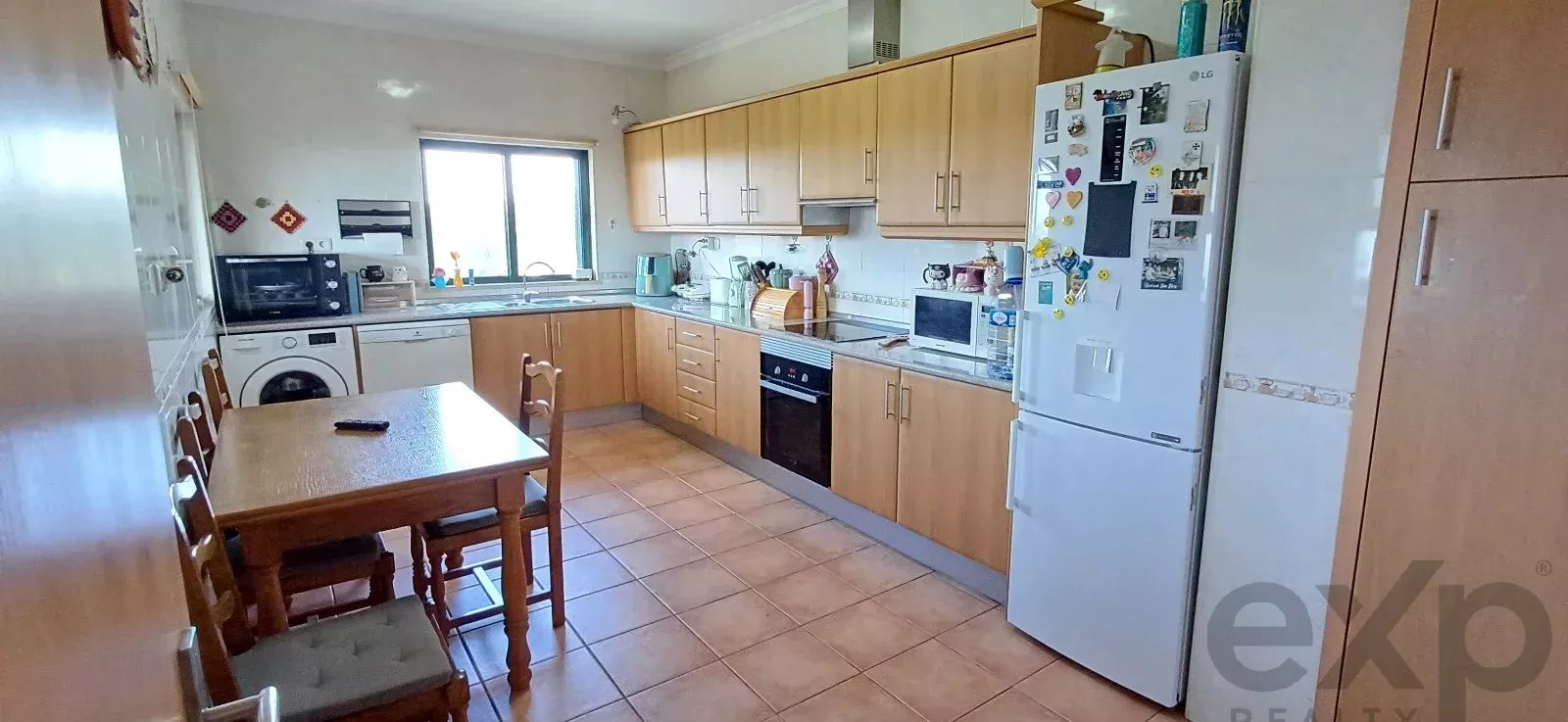Mixed-use property with 150 m² commercial space, self-contained 2-bedroom apartment and 2,600 m² plot — 3 km from Loulé, Algarve