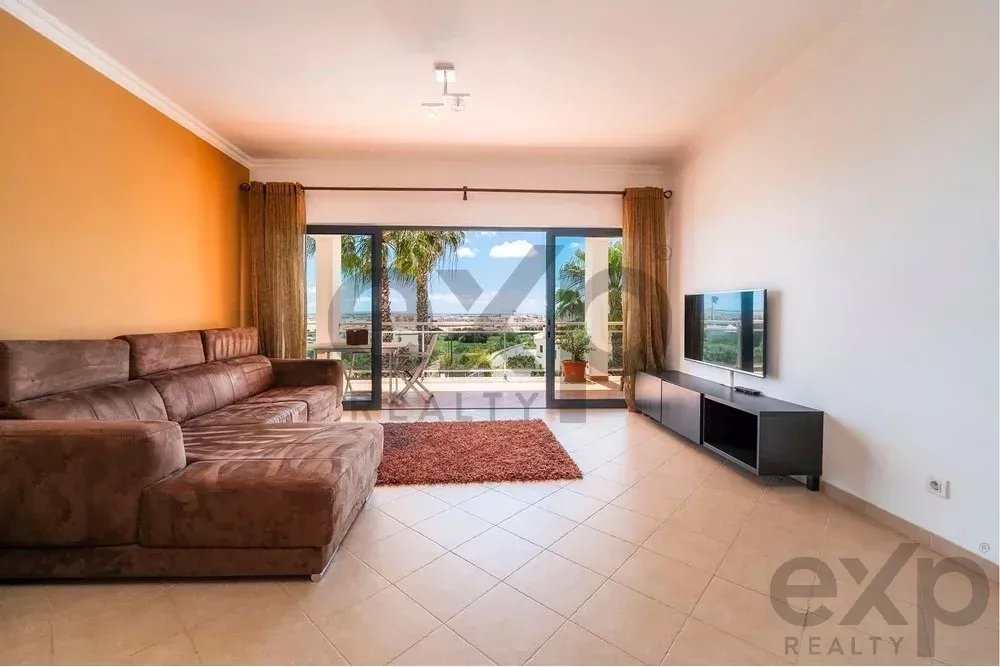 Spacious 4 bedroom apartment in Olhão, located in a luxurious condominium with two shared swimming pools and gym. Expansive interiors and terrace.