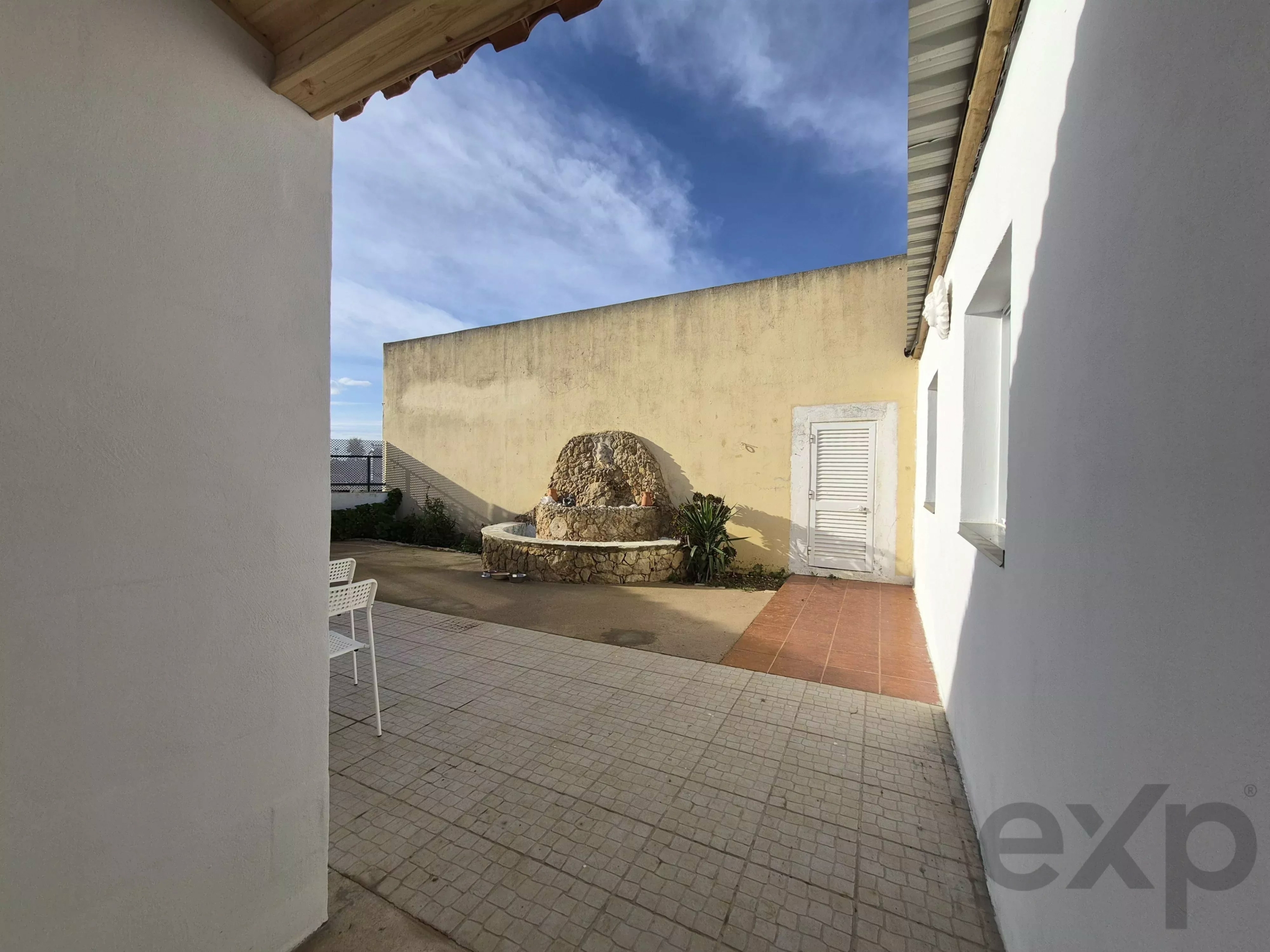 Renovated farmhouse ideally located in the middle of nature.