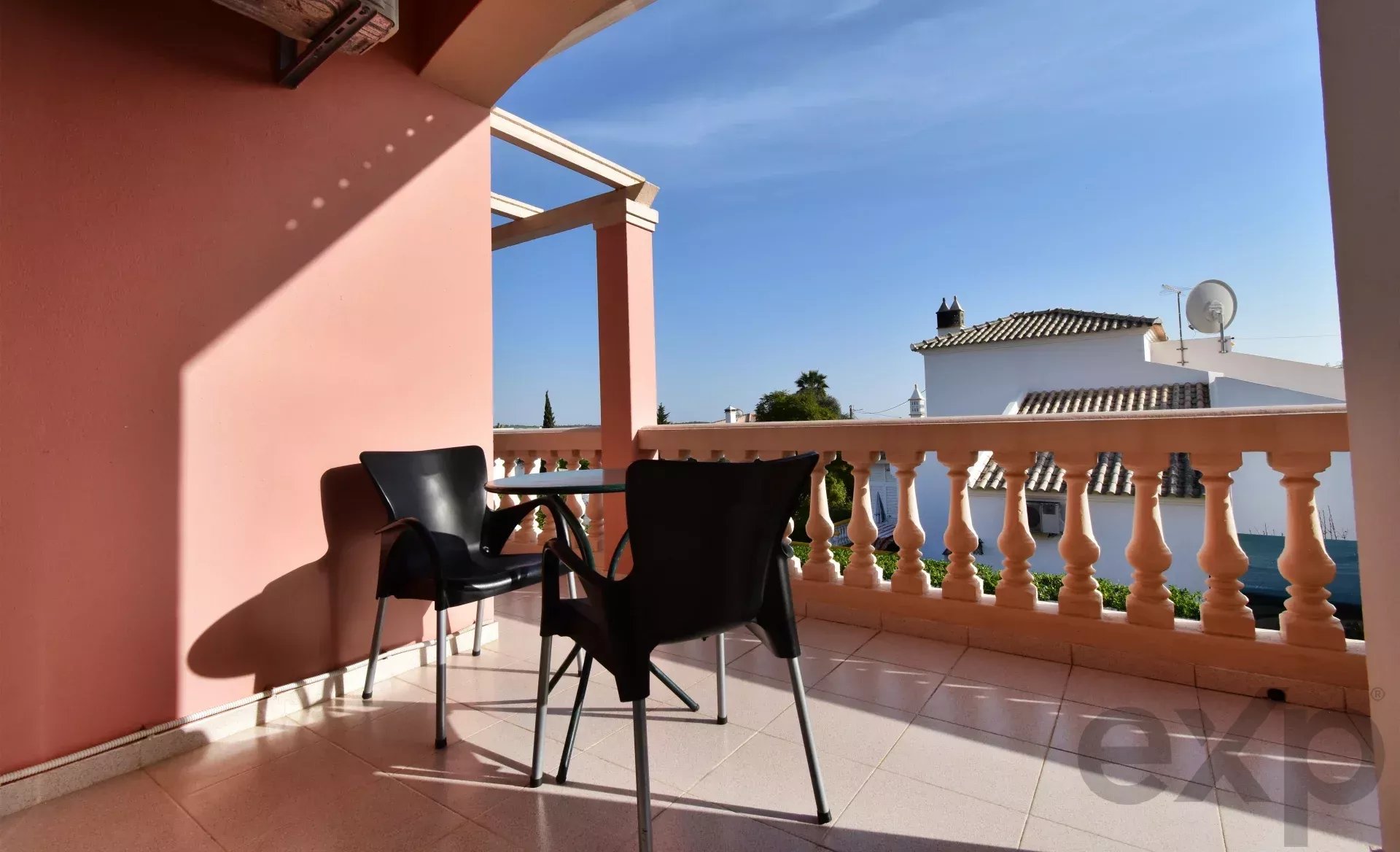 3-bedr. house + 1-bedr. annex, swimming pool and garage,