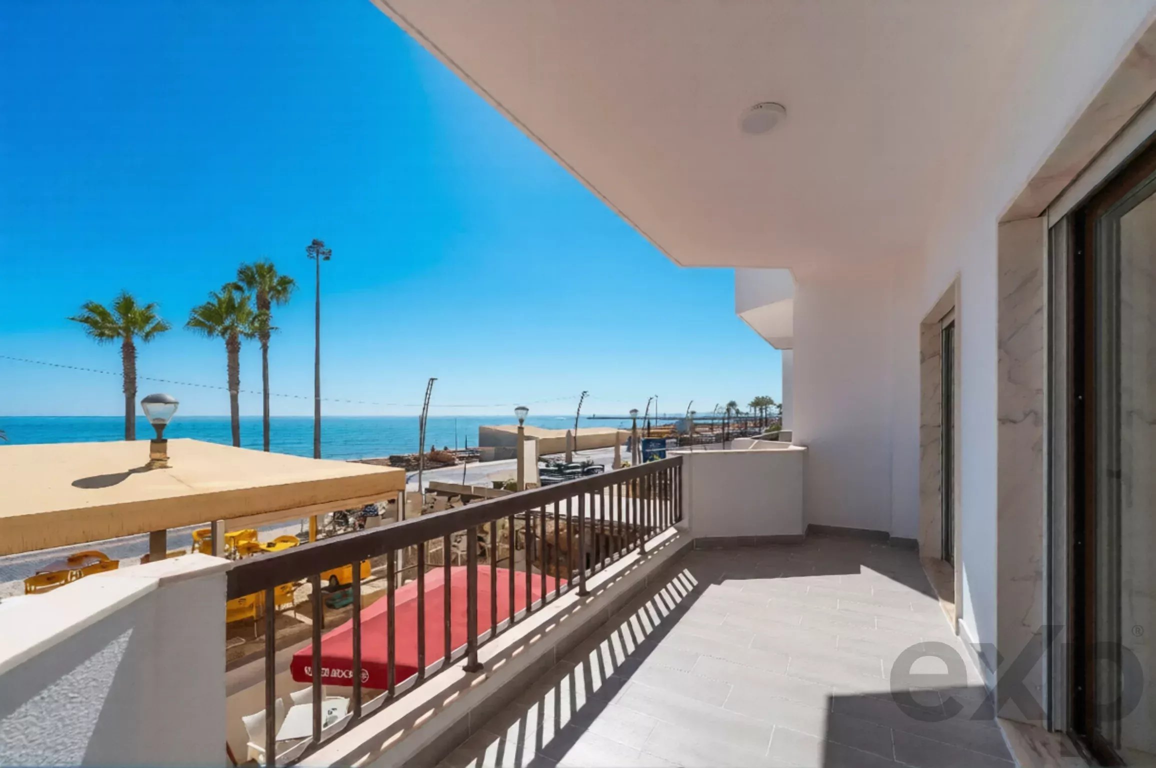 Modern beachfront apartment in Quarteira