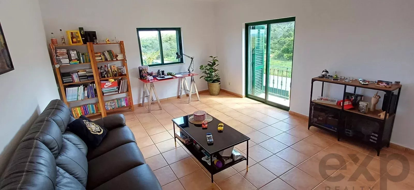 Mixed-use property with 150 m² commercial space, self-contained 2-bedroom apartment and 2,600 m² plot — 3 km from Loulé, Algarve