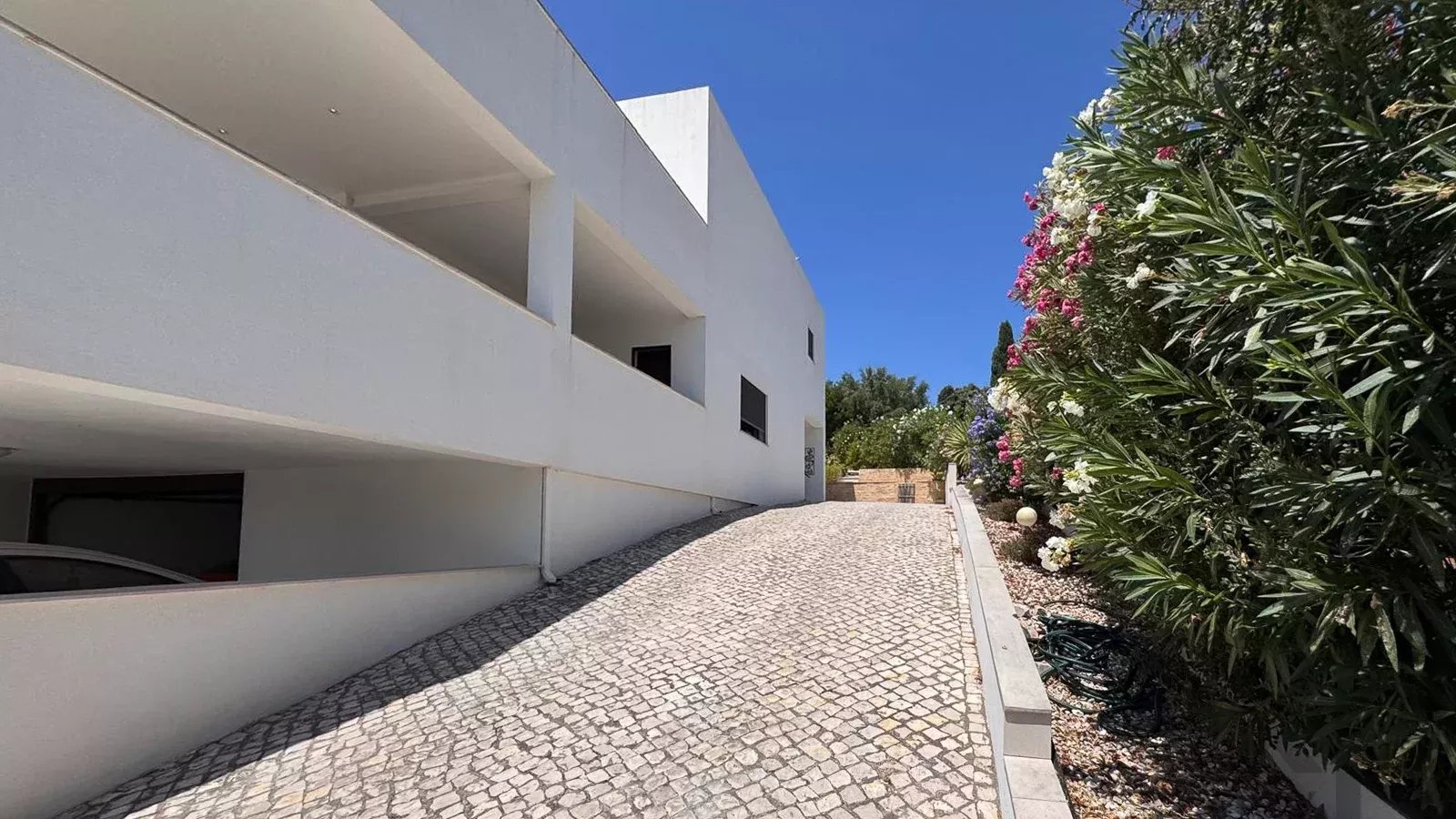 Luxury 4-bedroom villa of 437 m² with swimming pool – Mexilhoeira Grande, Portimão
