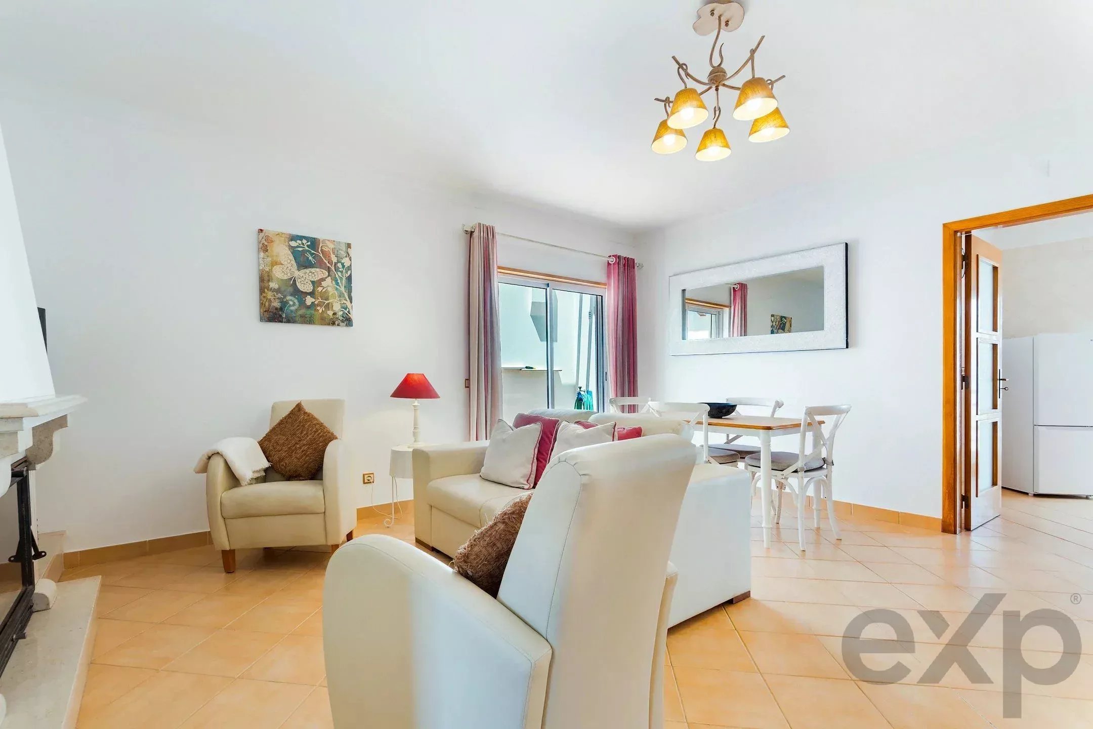 Furnished 2-bedroom apartment with terrace and parking in the centre of Cabanas de Tavira