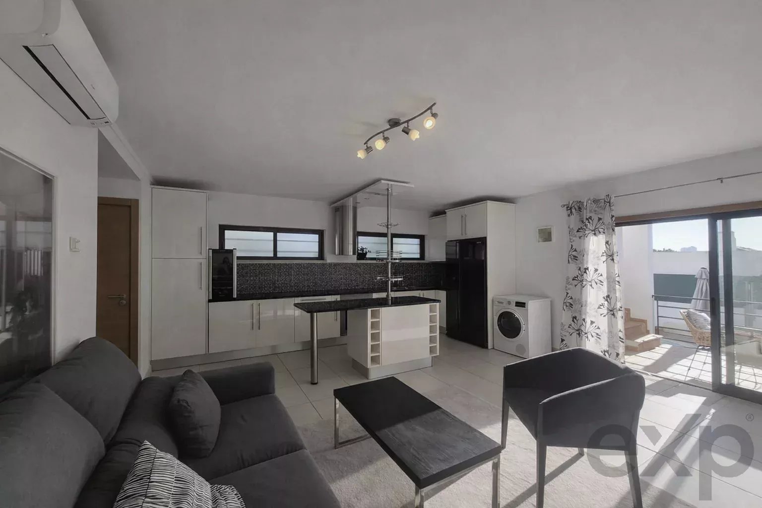 Semi-detached house with independent Apartment & rooftop – Exceptional panoramic view