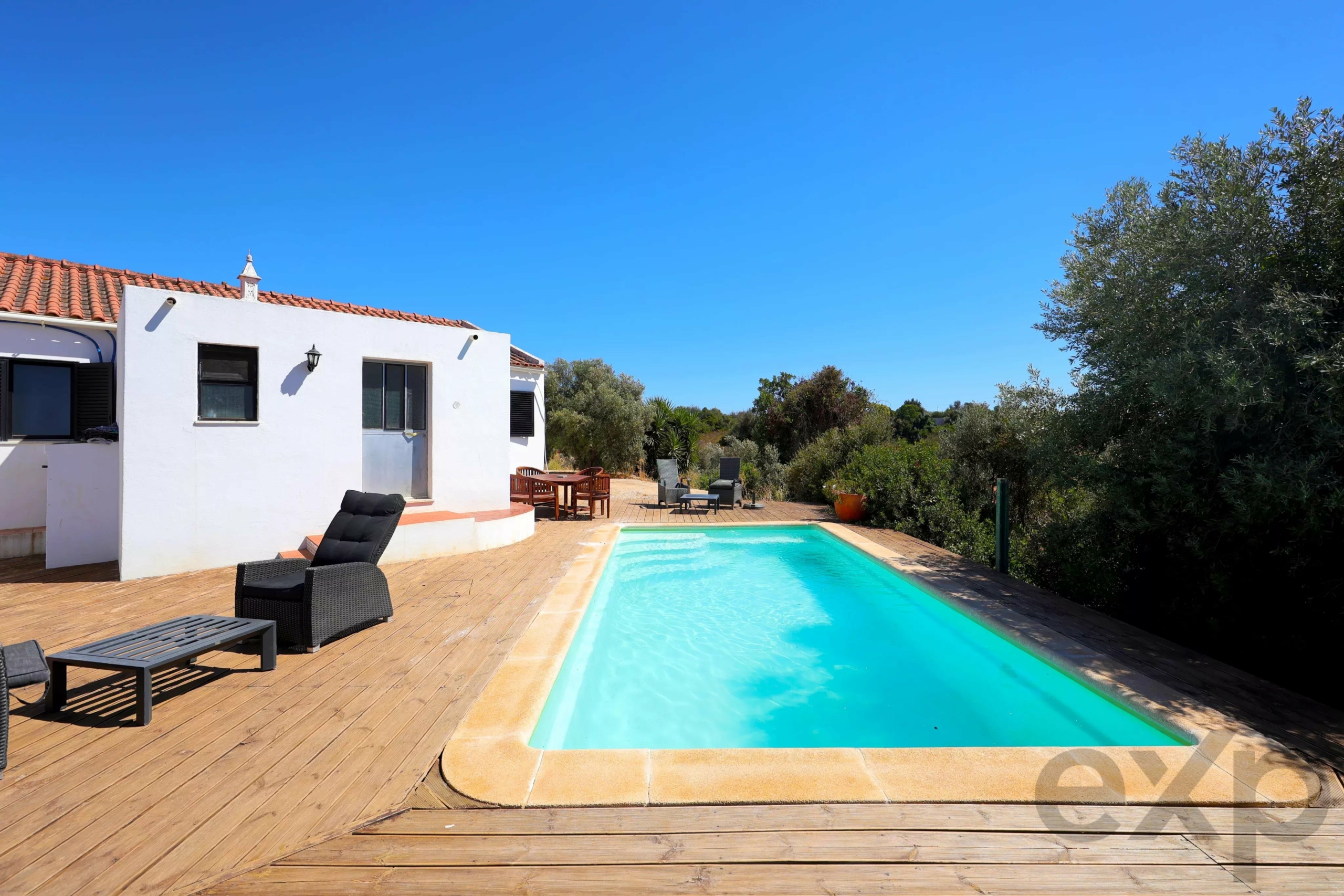 Typical Algarve house with studios, swimming pool and mountain views.