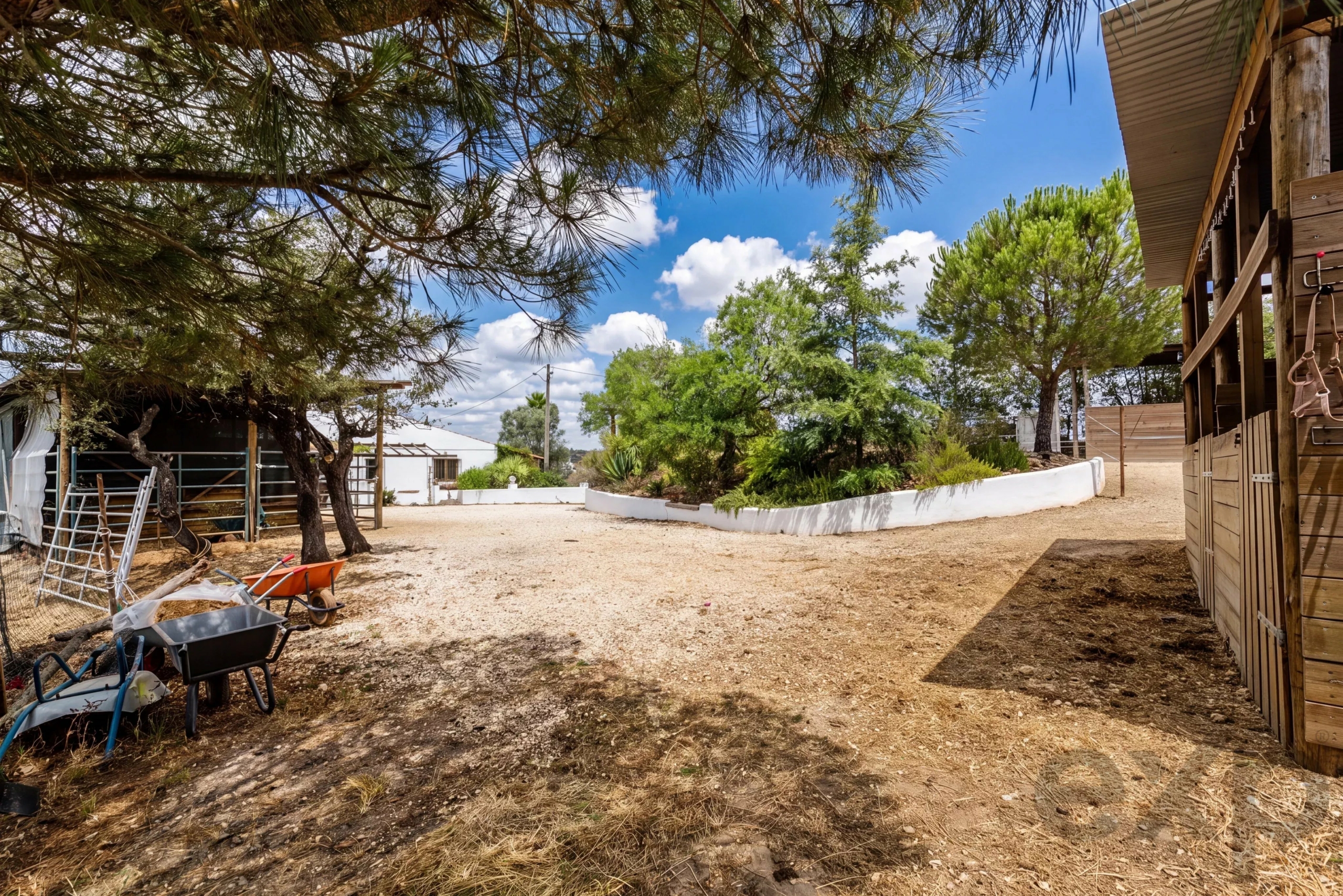 Beautiful Family Home with Equestrian Facilities Set in 2.3 hectares