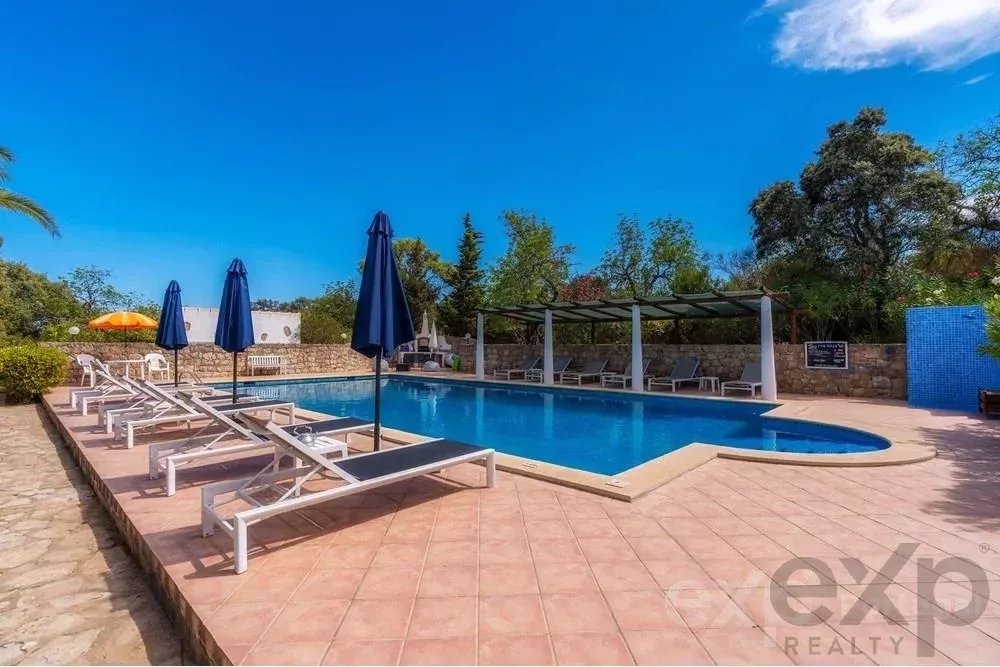 Magnificent property with pool and sea view