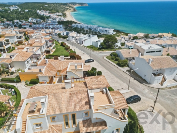 Moradia em banda de 3 quartos junto à praia em Salema com vistas espetaculares sobre o mar