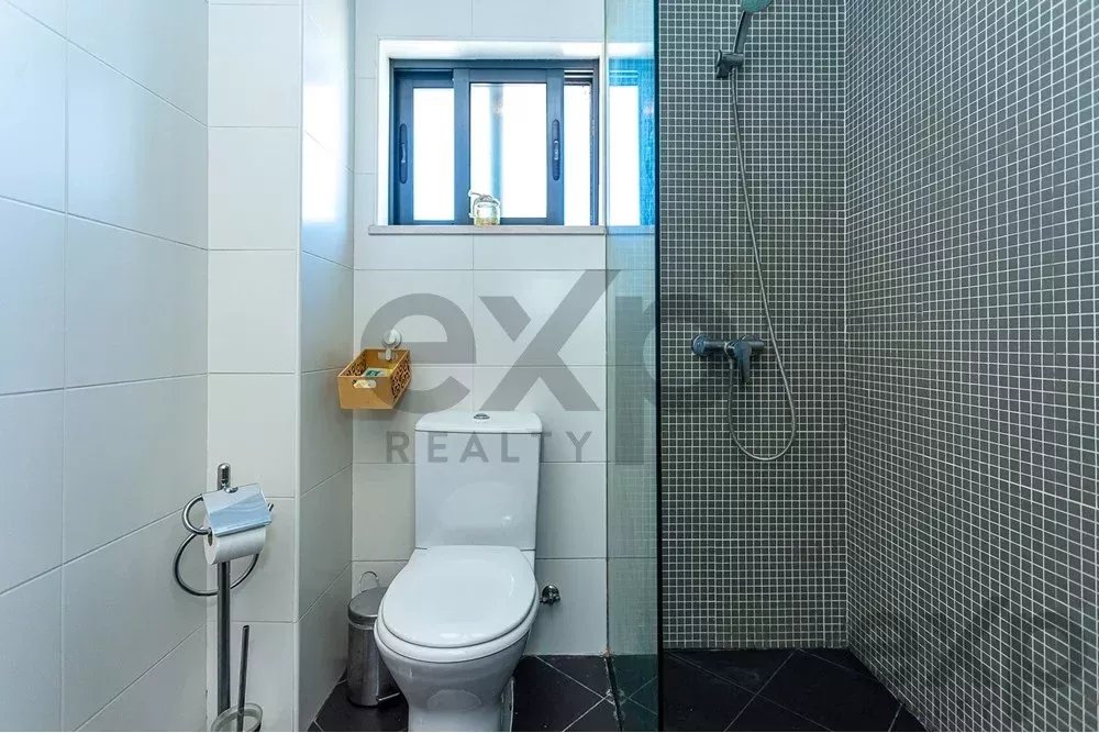 Spacious 4 bedroom apartment in Olhão, located in a luxurious condominium with two shared swimming pools and gym. Expansive interiors and terrace.