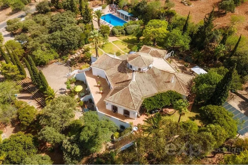 Magnificent property with pool and sea view