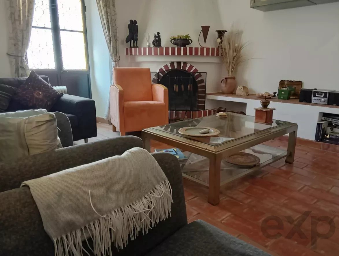 Exclusive property with five independent units and investment potential