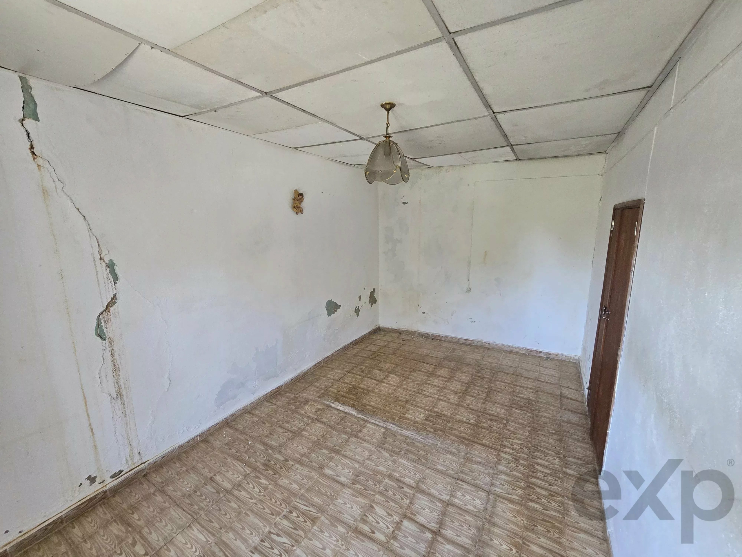 6 room Farmhouse with 1.5 hectares of land and sea view