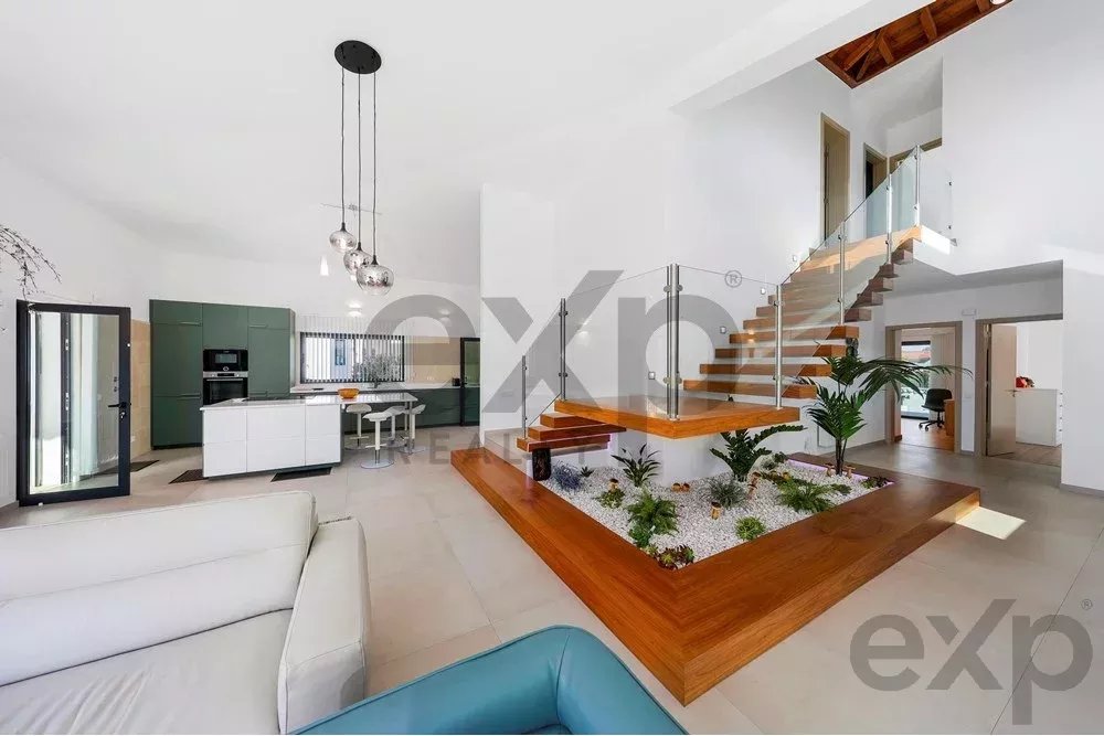New T4 villa 5 min car to the Beach.