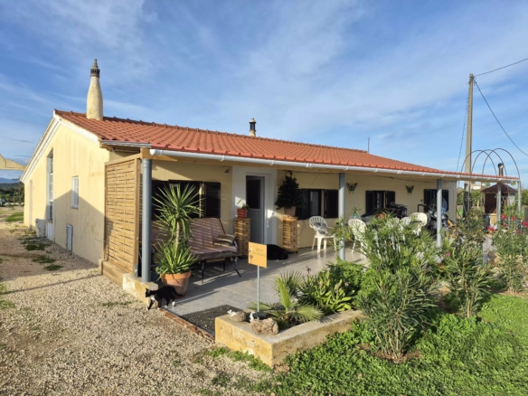 Renovated farmhouse ideally located in the middle of nature.