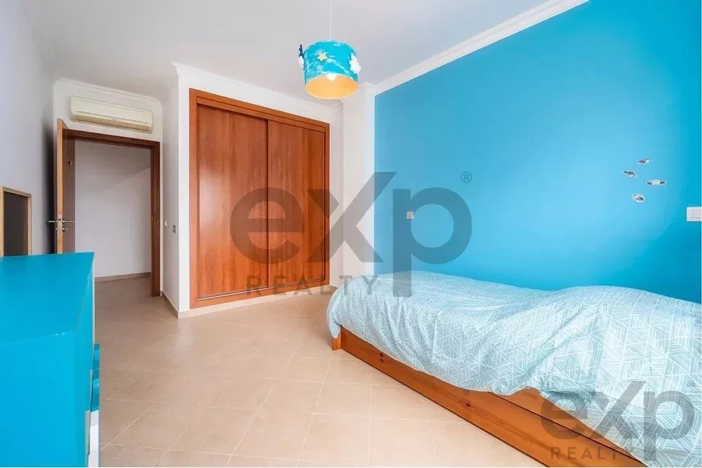 Spacious 4 bedroom apartment in Olhão, located in a luxurious condominium with two shared swimming pools and gym. Expansive interiors and terrace.