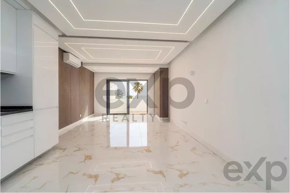 Modern 2-Bedroom Beachfront Apartment in Quarteira