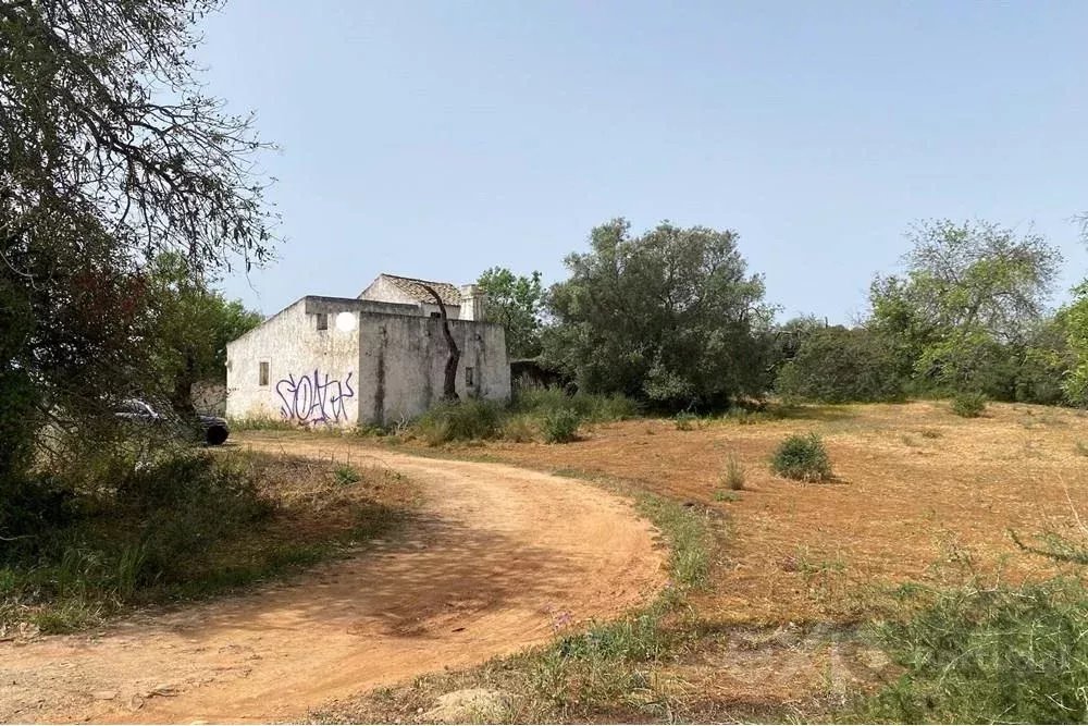 Terrain mixte rustique/urbain avec ruines à vendre dans le district de Faro
