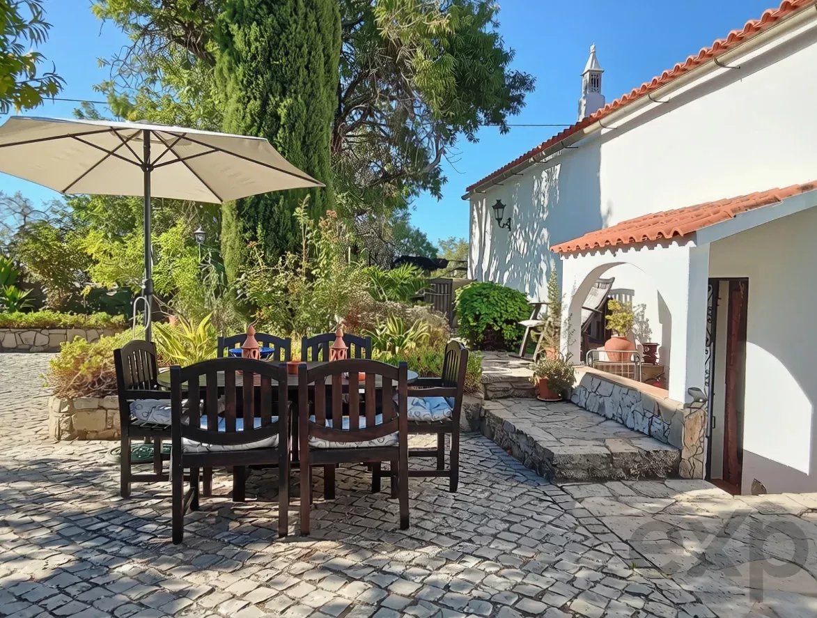 Exclusive property with five independent units and investment potential