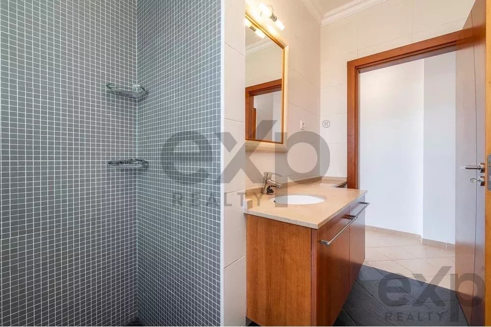 Spacious 4 bedroom apartment in Olhão, located in a luxurious condominium with two shared swimming pools and gym. Expansive interiors and terrace.