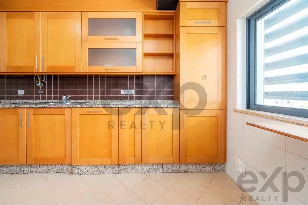 Spacious 4 bedroom apartment in Olhão, located in a luxurious condominium with two shared swimming pools and gym. Expansive interiors and terrace.