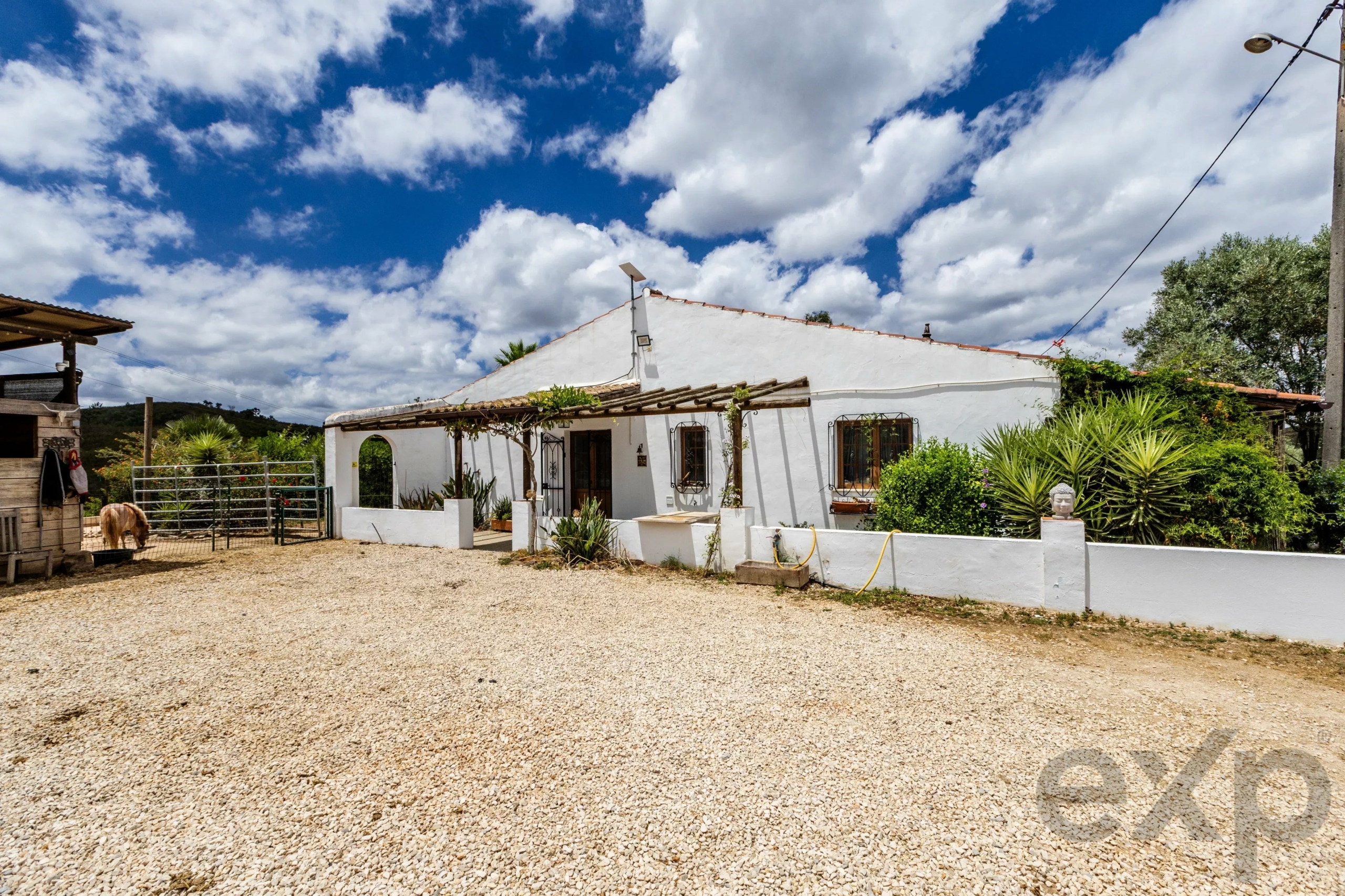 Beautiful Family Home with Equestrian Facilities Set in 2.3 hectares