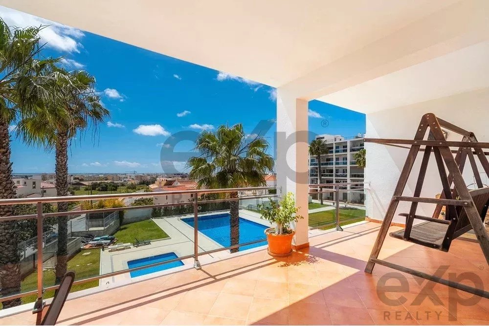 Spacious 4 bedroom apartment in Olhão, located in a luxurious condominium with two shared swimming pools and gym. Expansive interiors and terrace.
