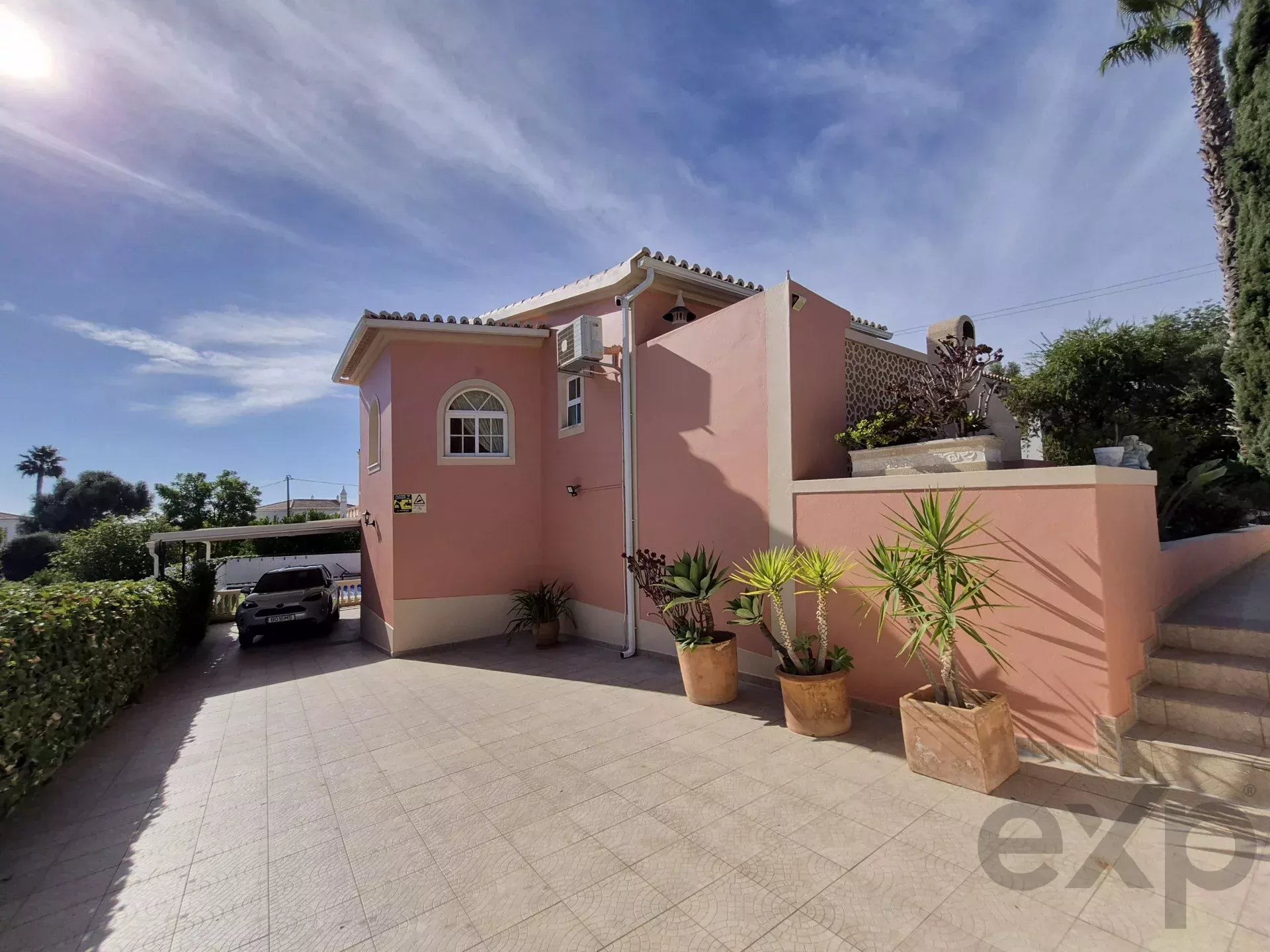 3-bedr. house + 1-bedr. annex, swimming pool and garage,