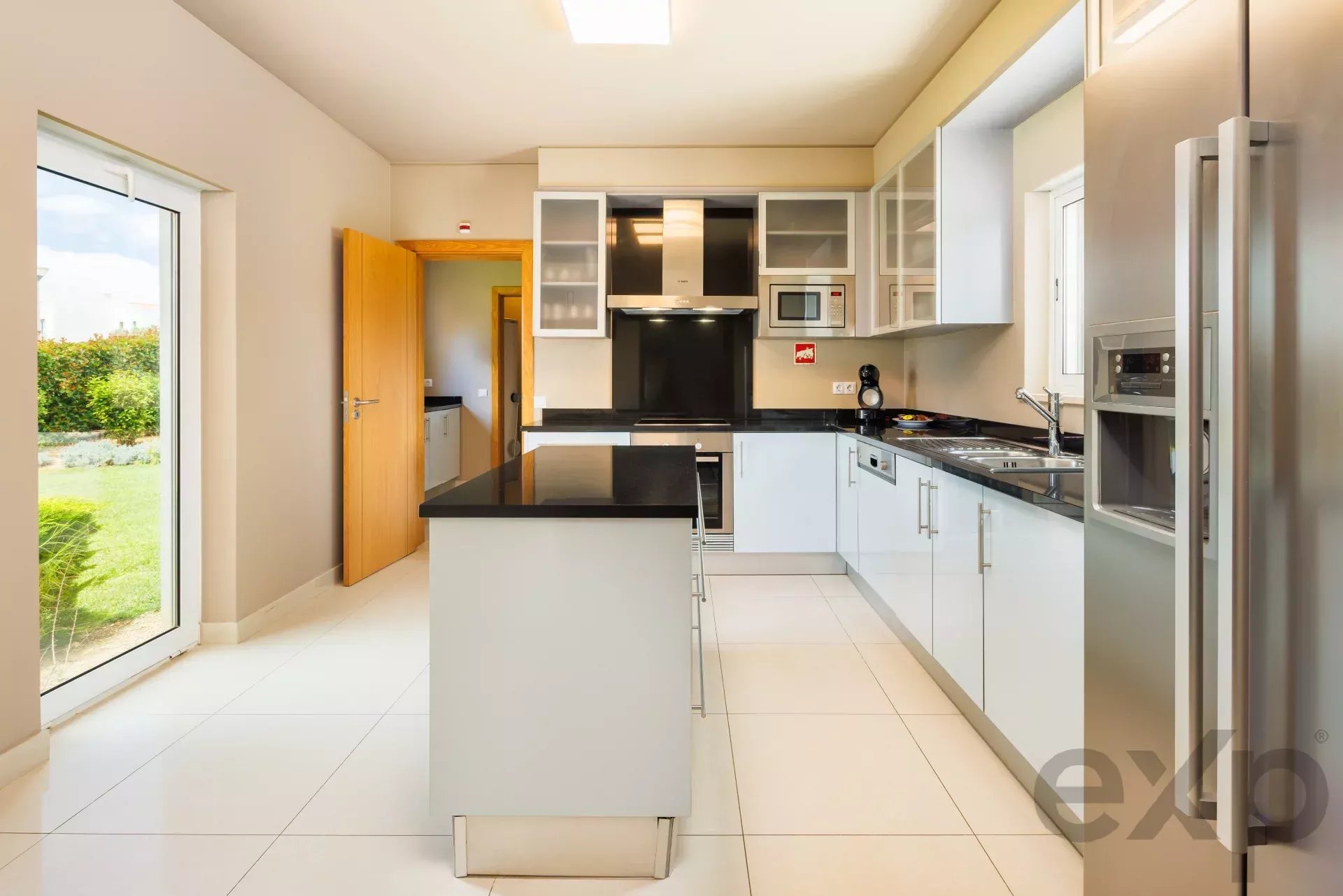 Modern T4 Villa with Private Pool in Vale da Lapa Resort